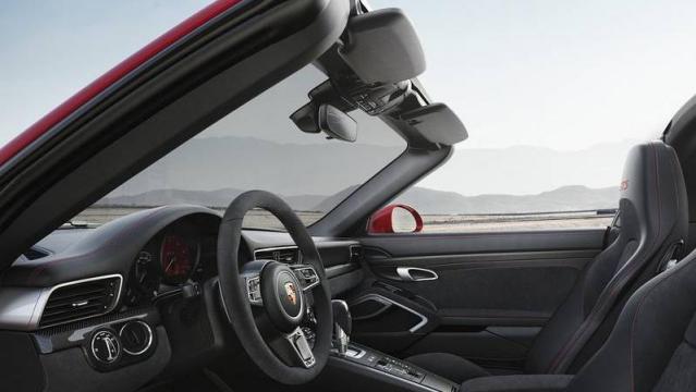 Porsche 911 GTS Targa interni