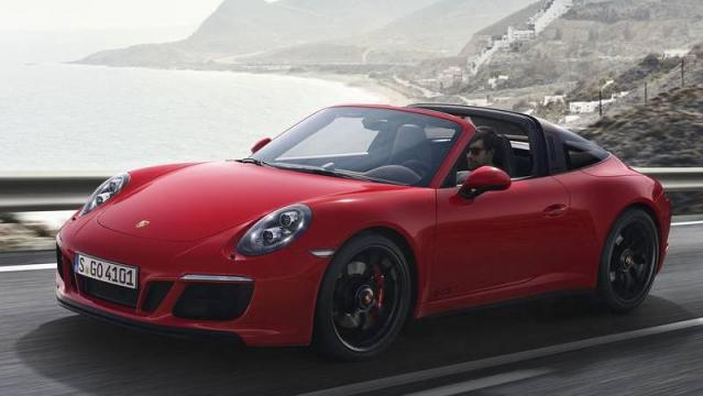 Porsche 911 GTS Targa tre quarti anteriore