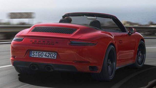 Porsche 911 GTS Cabriolet posteriore