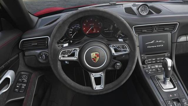 Porsche 911 GTS Cabriolet interni