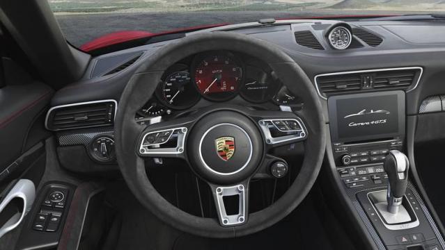 Porsche 911 GTS Coupé interni