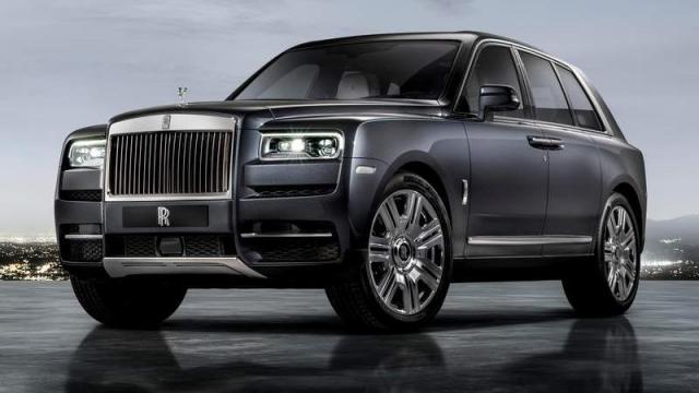 Rolls-Royce Cullinan tre quarti anteriore