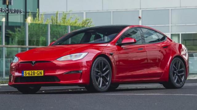Tesla Model S rossa