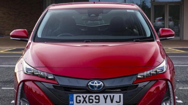 Toyota Prius Plug-In Hybrid frontale rossa