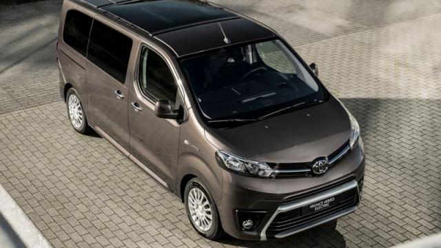 Toyota Proace Verso Electric tre quarti anteriore 1