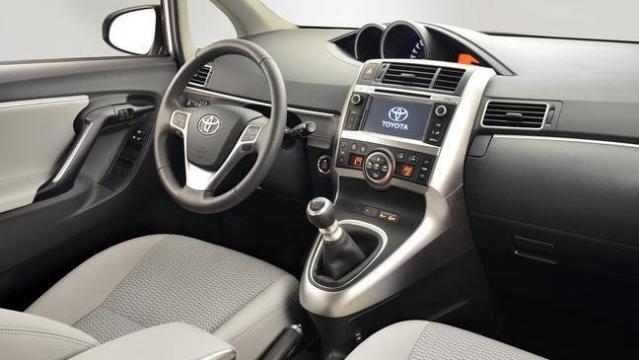 Toyota Verso interni