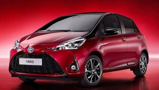 Toyota Yaris Hybrid tre quarti anteriore