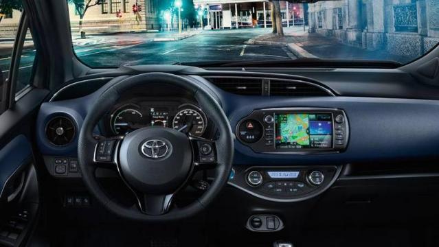 Toyota Yaris Hybrid interni immagini