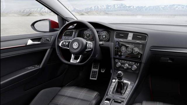 Volkswagen Golf GTI interni foto