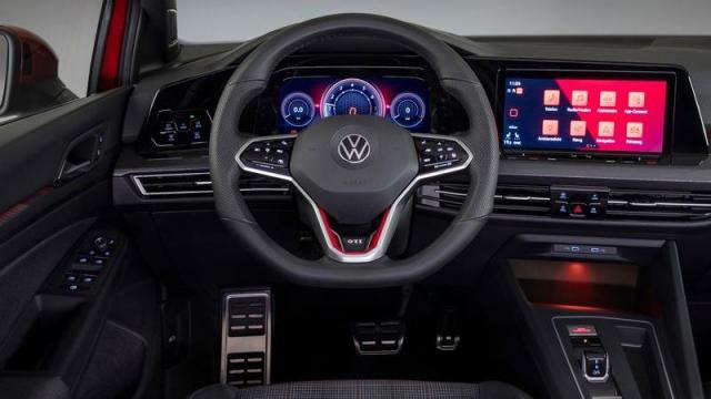 Volkswagen Golf GTI interni 2020