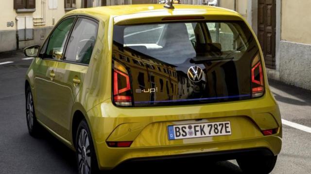 Volkswagen Up! gialla