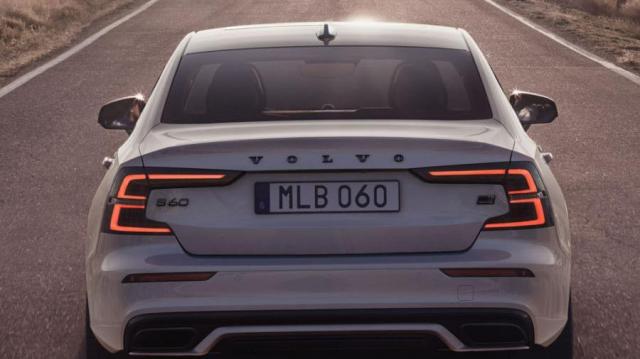 Volvo S60 Recharge posteriore