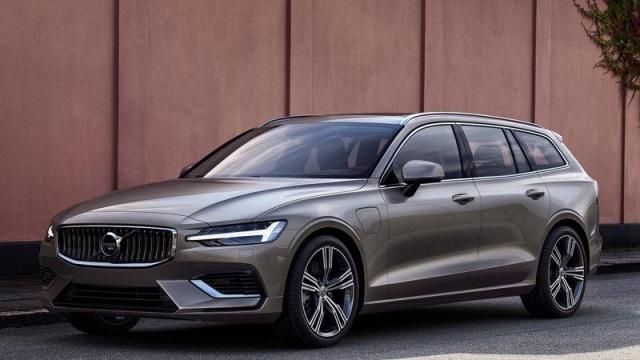 Volvo V60 Recharge tre quarti anteriore