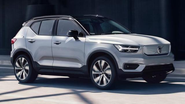 Volvo Nuovo XC40 Recharge tre quarti anteriore