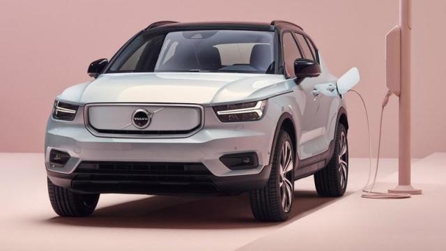 Volvo Nuovo XC40 Recharge tre quarti anteriore 3