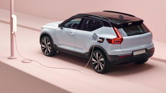 Volvo Nuovo XC40 Recharge profilo 2