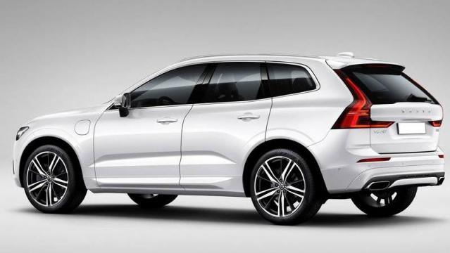 Volvo Nuova XC60 tre quarti posteriore