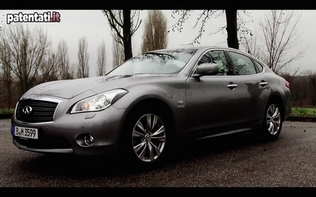 Al volante di Infiniti Q70 Hybrid, la nuova M35